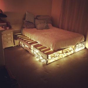 Cama de Pallet com Pisca Pisca