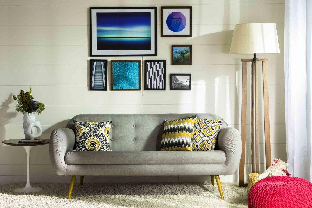 decoração cinza com sofá cinza e almofadas amarelas | Blog da Mobly