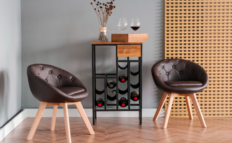 mini bazinho em casa com banquetas, adega com vinhos, vaso, bandeja com taças e outros itens decorativos