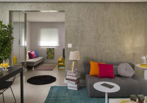 Decoração com tapetes coloridos na sala de estar