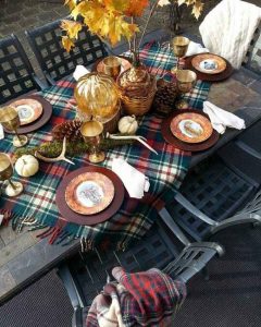 decoração outono na mesa de jantar com estampa xadrez