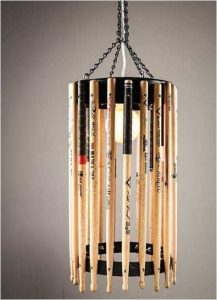 decoração musical com luminária feita de baquetas