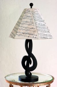 decoração musical feita com abajur de partitura