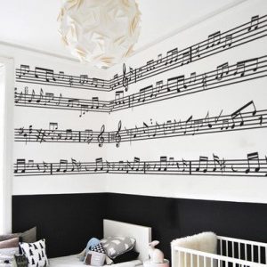 decoração musical no quarto feito com partitura