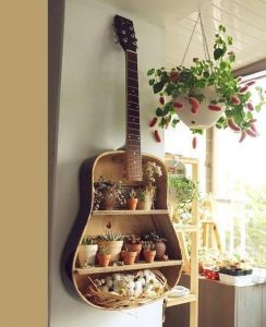 decoração musical de violão antigo sendo suporte