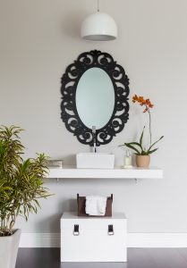 decoração com espelho de banheiro moldurado