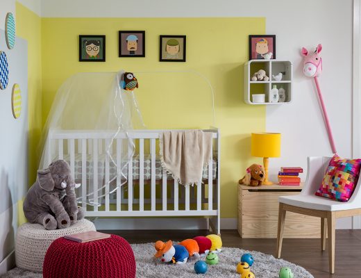 decoração do quarto infantil com berço e brinquedos pelo chão