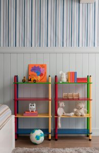 decoração do quarto infantil com estante colorida