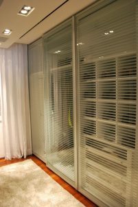 closet organizado com portas transparentes