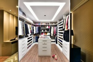 closet organizado com muita luz e por de correr