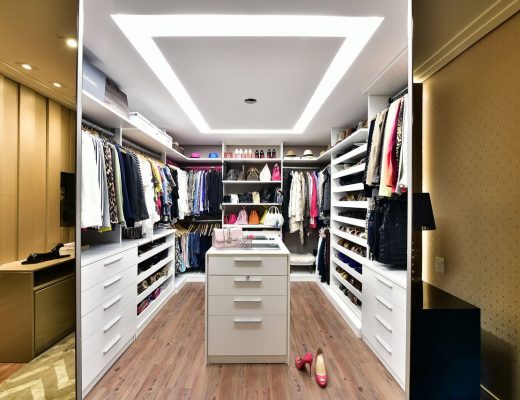 closet organizado com muita luz e por de correr