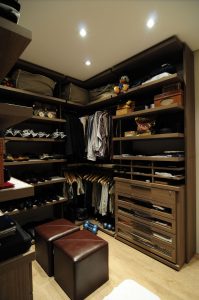 closet organizado com repartimentos