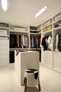 closet organizado com banco no meio