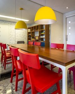 decoração com espelhos feito na parede da sala de jantar