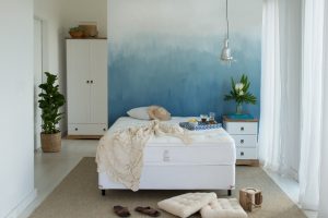 quarto mais aconchegante com decoração azul e móveis brancos