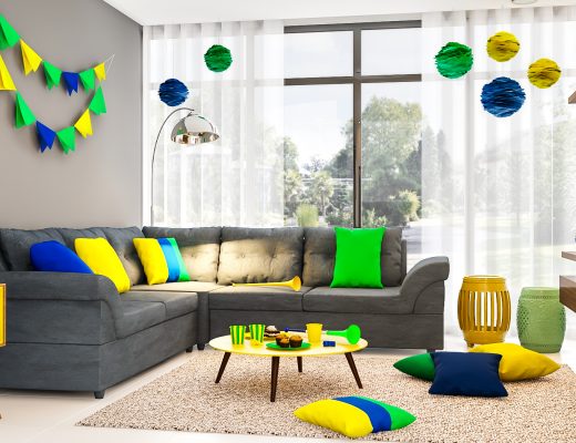 festa em casa com sofá cinza decorado com verde, amarelo e azul