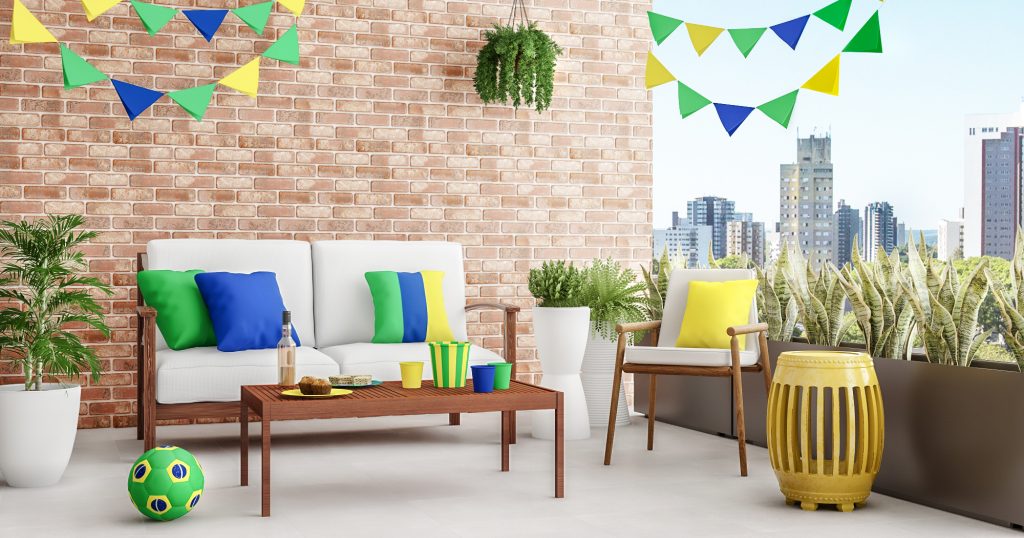 festa em casa com varanda enfeitada com verde e amarelo e bandeirinhas