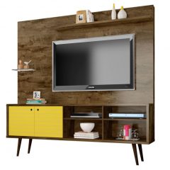 festa em casa com rack com painel amarelo