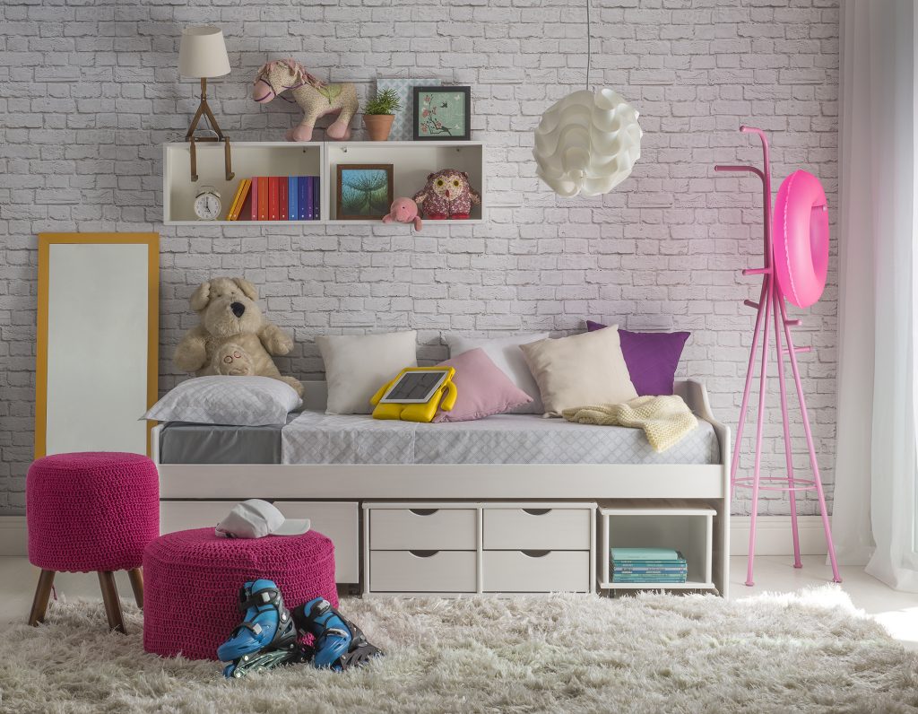 quarto mais aconchegante com tapete e decoração juvenil