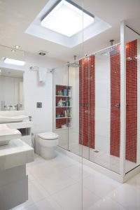 banheiro decorado com pastilhas verticais vermelhas
