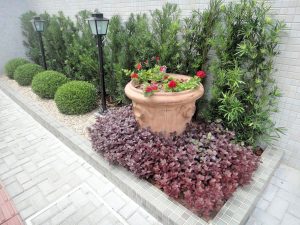 jardim decorado com vasos e flores