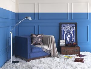 decoração de inverno com tons azuis e poltrona confortável