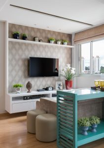 decoração de apartamento pequeno com sala de estar em tons neutros