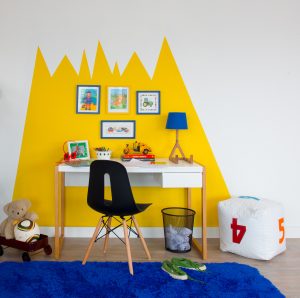 escrivaninha no quarto infantil amarelo