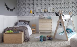 meia parede feita com papel de parede no quarto infantil