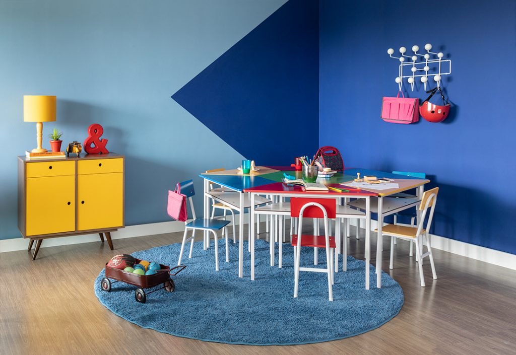 meia parede com tons de azul no quarto infantil