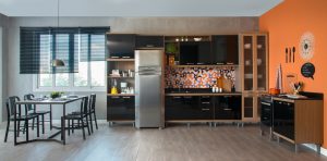 decoração de cozinha moderna preta com laranja com integração com sala de jantar