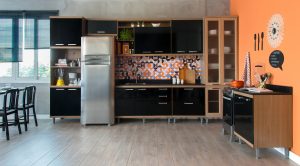 decoração de cozinha moderna com tons pretos e laranjas