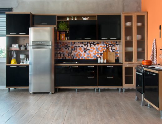decoração de cozinha moderna com tons pretos e laranjas