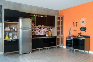 decoração de cozinha moderna com preto e laranja e detalhes pendurados