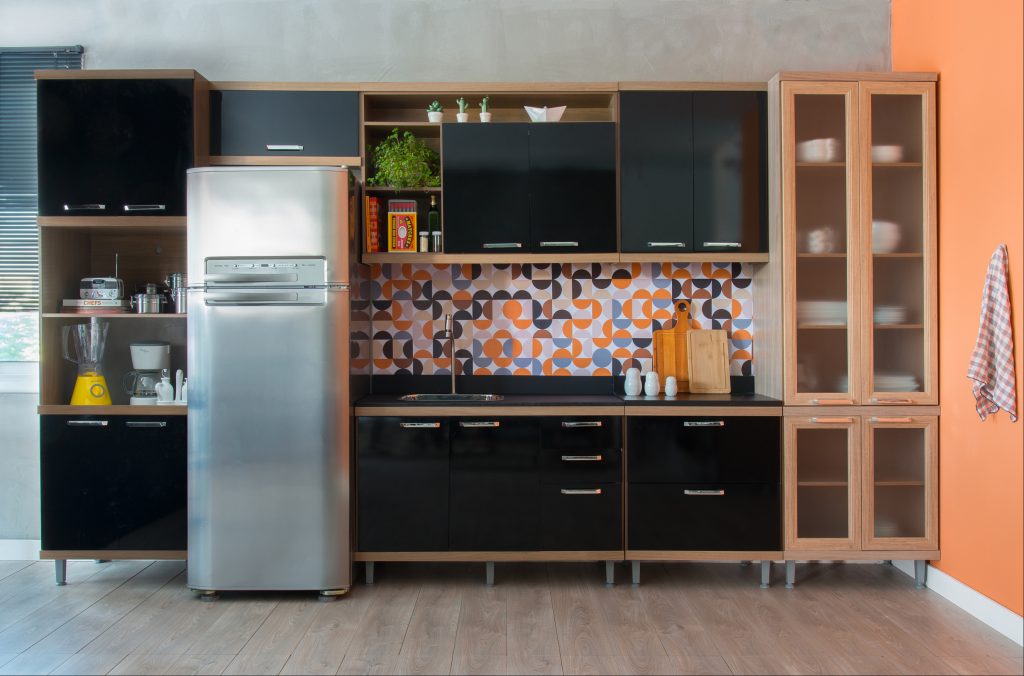 decoração de cozinha com preto e laranja