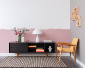 meia parede rosa e branca na sala de estar com tendência inacabada