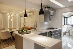 cozinha americana integrada com a sala de estar de apartamento