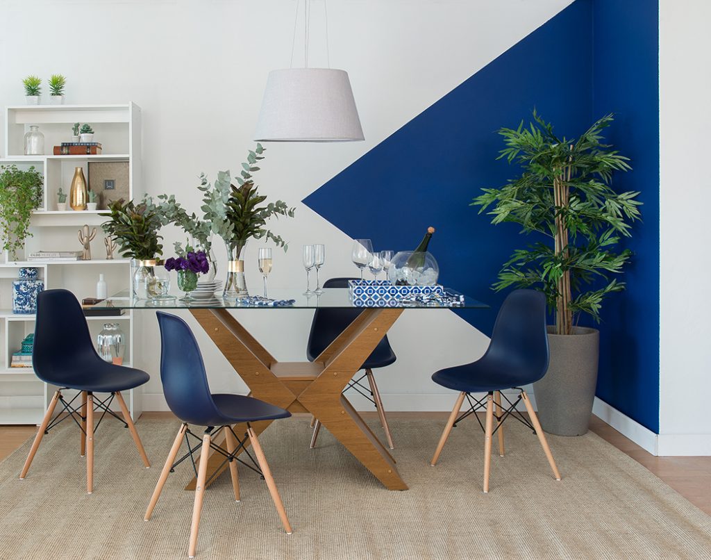 Sala-de-jantar-decorada-com-estante