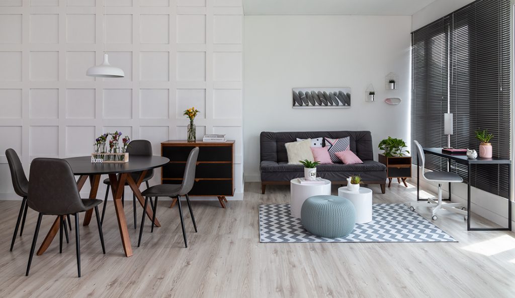 living room com estilo escandinavo e móveis pretos
