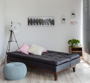 Living Room com sofá cama de casal preto