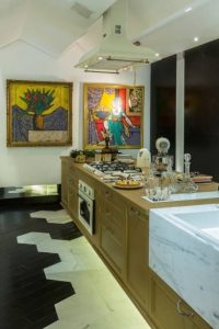 decoração pop art feita com quadros coloridos na cozinha