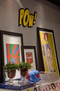 decoração pop art feita com quadros encaixados no aparador