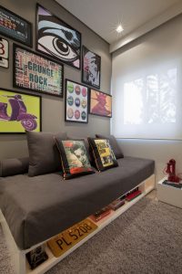 decoração pop art no quarto com quadros pendurados