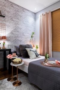 quarto industrial com detalhes rose gold