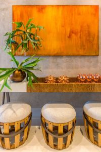 banquetas e mesa suspensa com copos rose gold