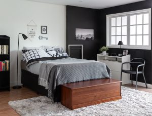 Quarto com cama box baú numa casa organizada