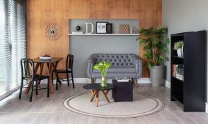 Casa organizada com sala de estar e sala de jantar com decoração predominante em tons de madeira e cor preta