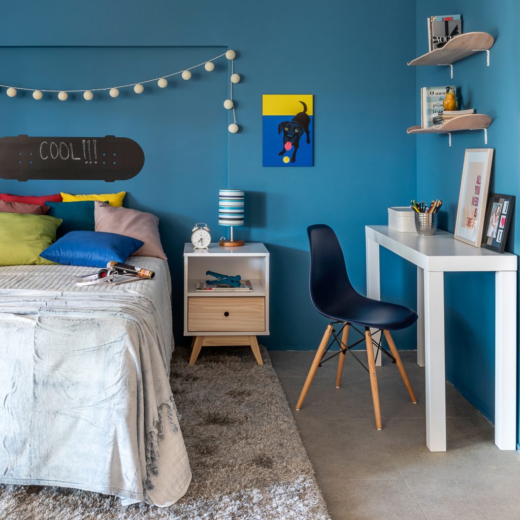 Decoração acessível para repúblicas estudantis - Quarto com home office