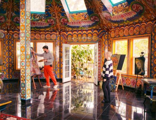 Interior de uma casa super colorida e com motivos étnicos