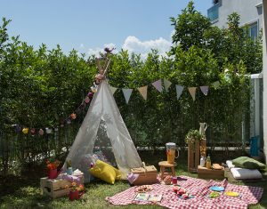 Piquenique no jardim com frutas de uma cabana